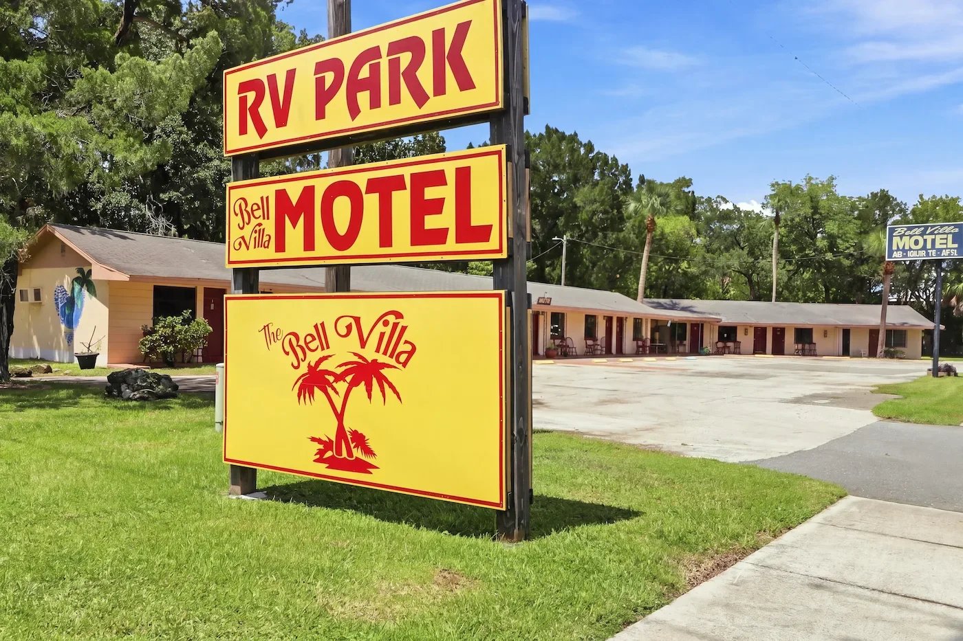 Bell Villa Motel sign and exterior