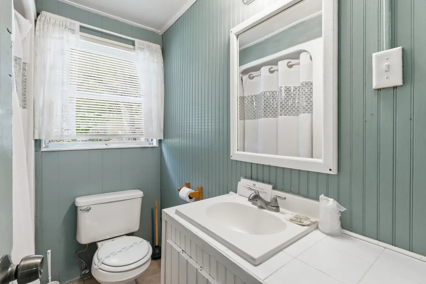 Kitchenette suite bathroom